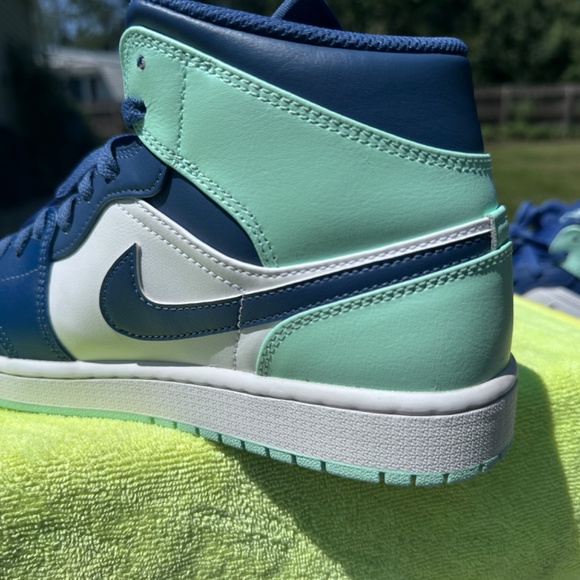 Size 9.5 - Nike Air Jordan 1 Mid Mystic Mens Navy Mint White Sneaker 554724-413 - Picture 9 of 16